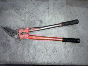 荷役作業の安全対策とは？！クレーン作業の注意事項から帯鉄の外し方まで。