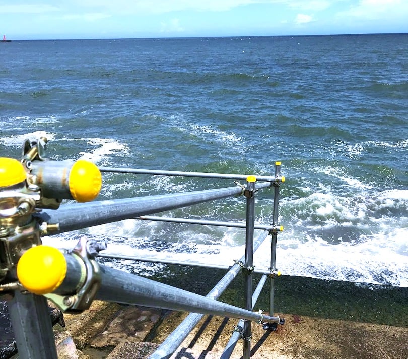 単管パイプ　錆あり　 単管パイプを海中や海上で使用する際の注意点は？！サビが進む